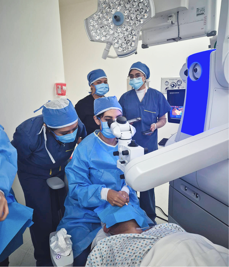 Cirugía oftalmológica en quirófano