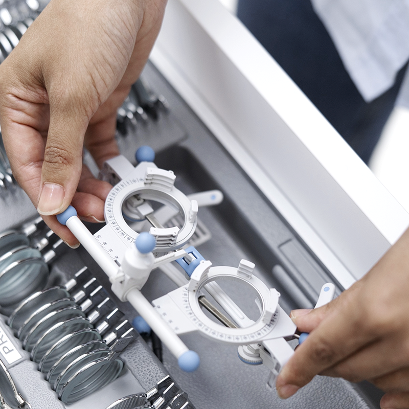 Médico en microscopio