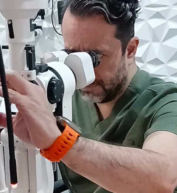 Cirugía oftalmológica en quirófano