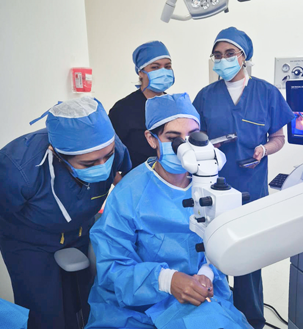 Cirugía oftalmológica en quirófano
