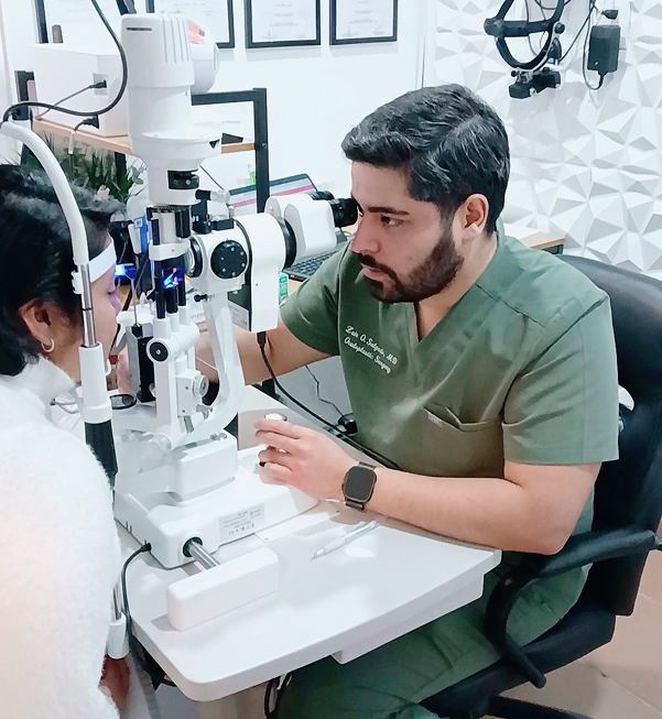 Cirugía oftalmológica en quirófano