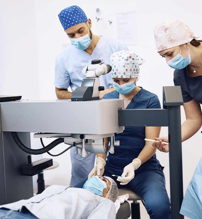 Cirugía oftalmológica en quirófano