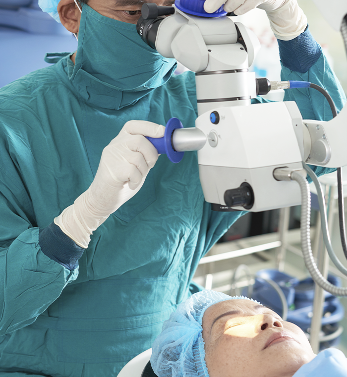 Cirugía oftalmológica en quirófano