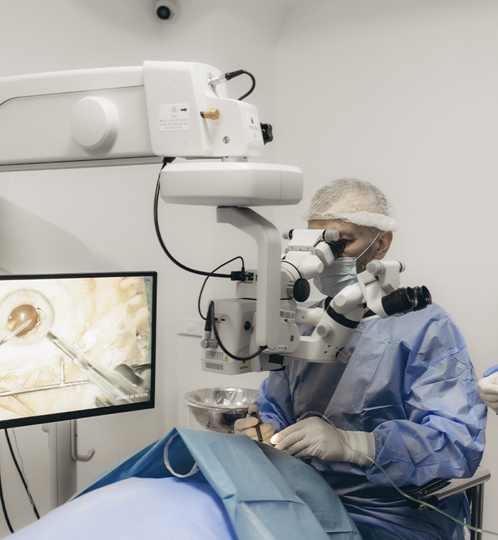 Cirugía oftalmológica en quirófano