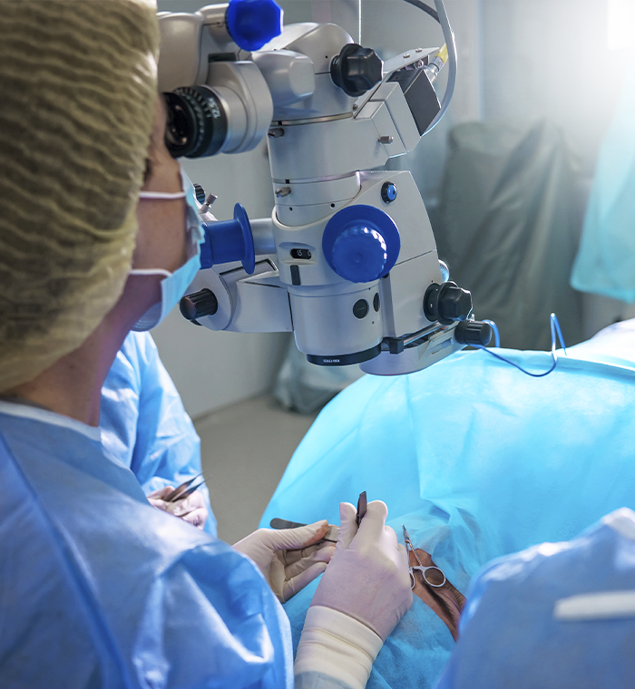 Cirugía oftalmológica en quirófano