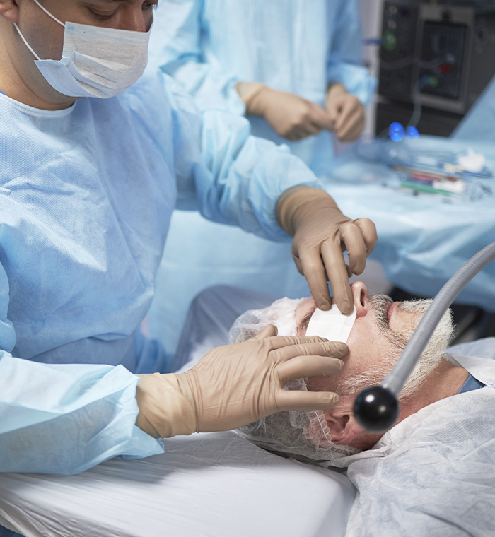 Cirugía oftalmológica en quirófano