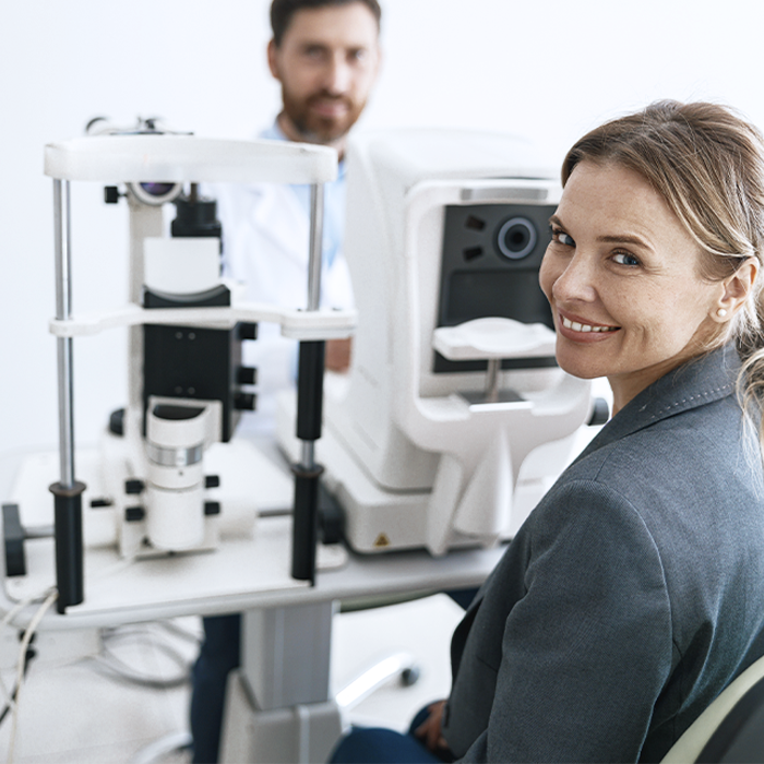 Médico en microscopio