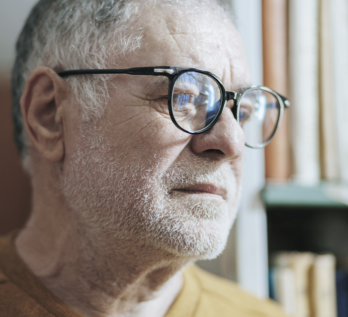 Médico en microscopio