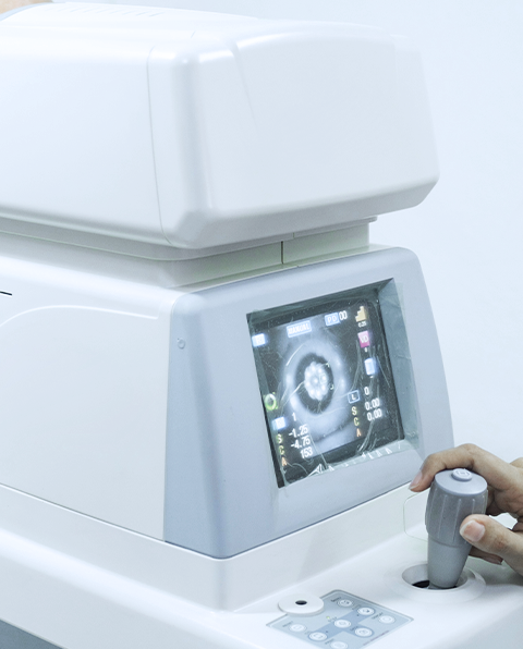 Médico en microscopio