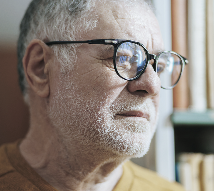 Médico en microscopio