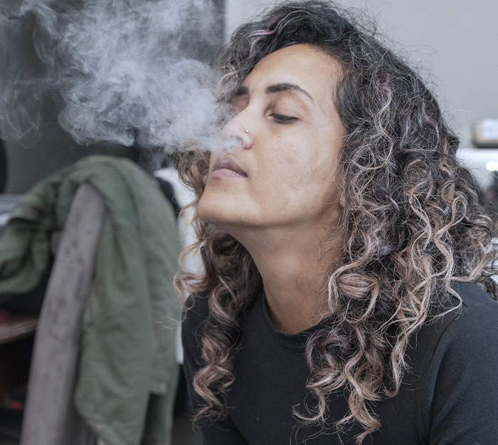 Médico en microscopio