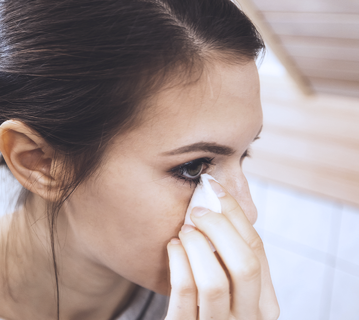 Médico en microscopio