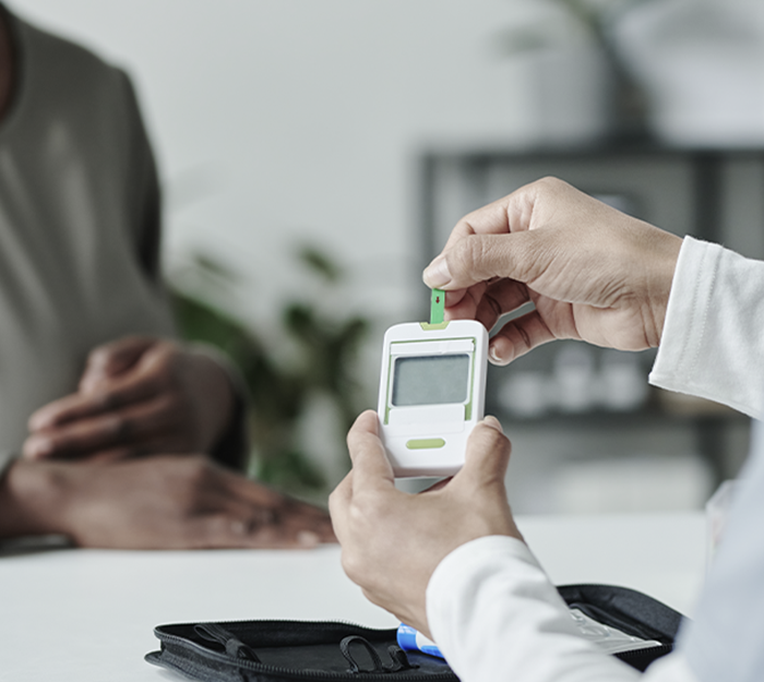 Médico en microscopio