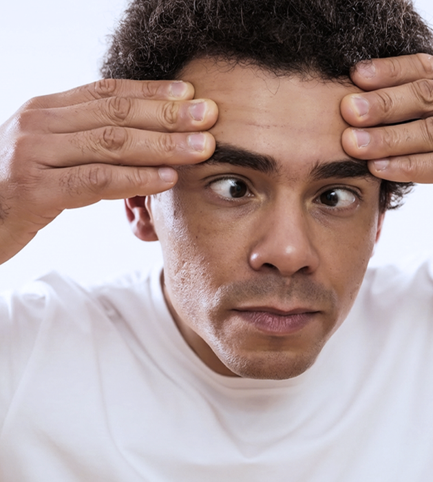 Médico en microscopio