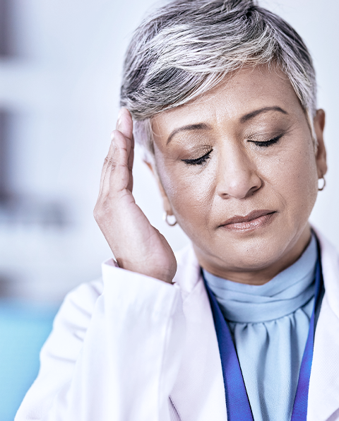 Médico en microscopio