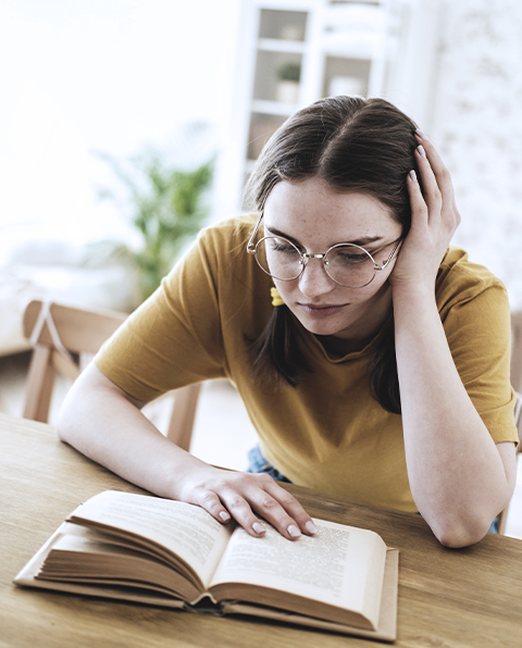 Médico en microscopio