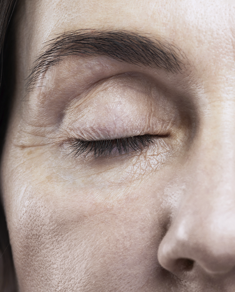 Médico en microscopio