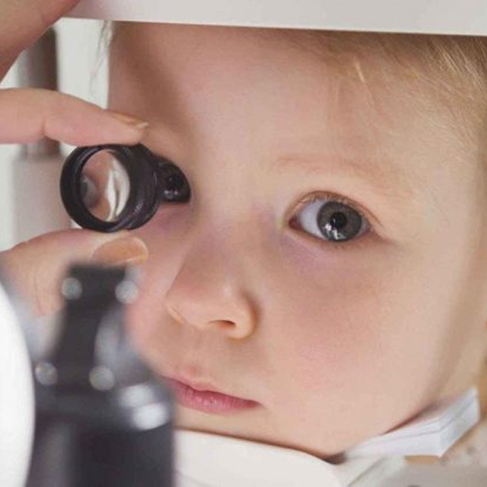 Médico en microscopio