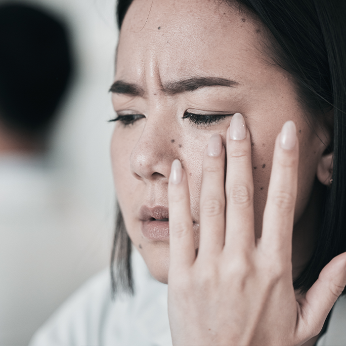 Médico en microscopio