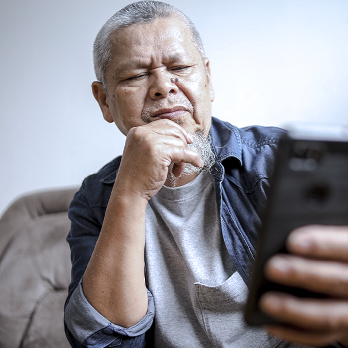 Médico en microscopio