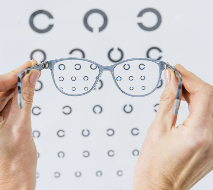 Médico en microscopio