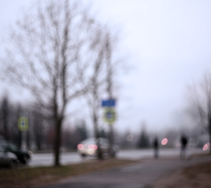 Médico en microscopio