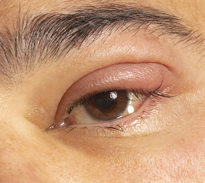 Médico en microscopio