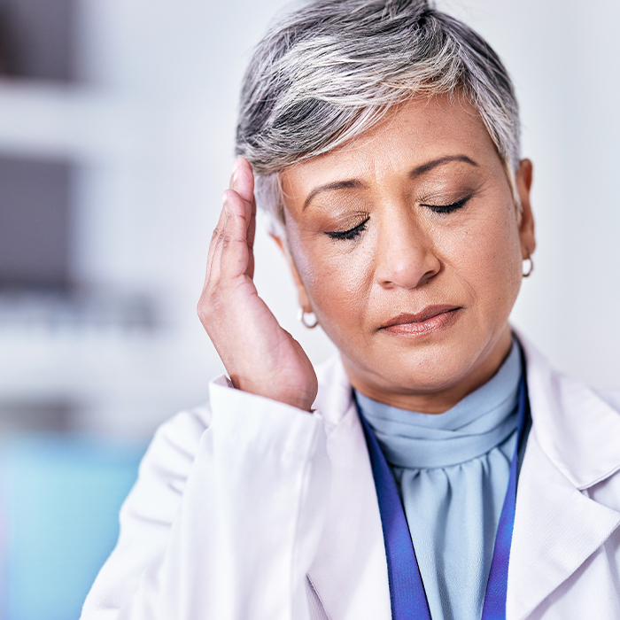 Médico en microscopio