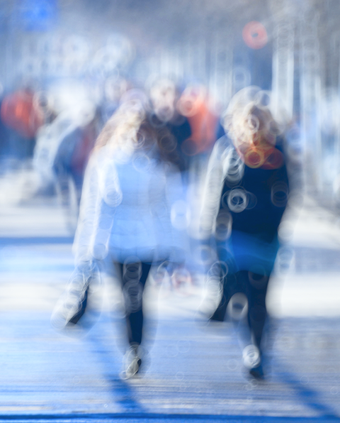 Médico en microscopio