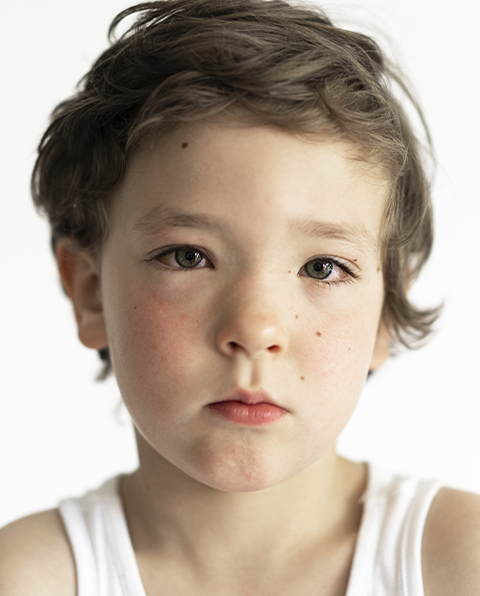 Médico en microscopio