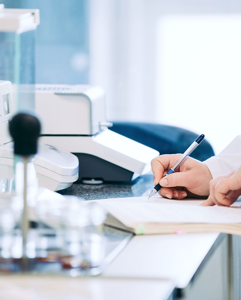 Médico en microscopio