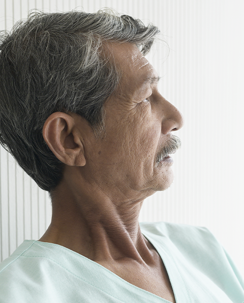 Médico en microscopio