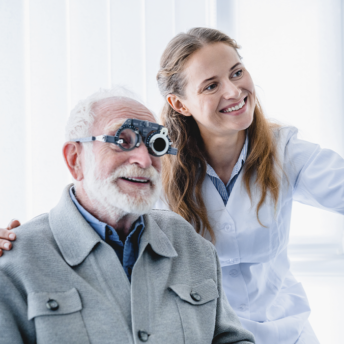 Médico en microscopio