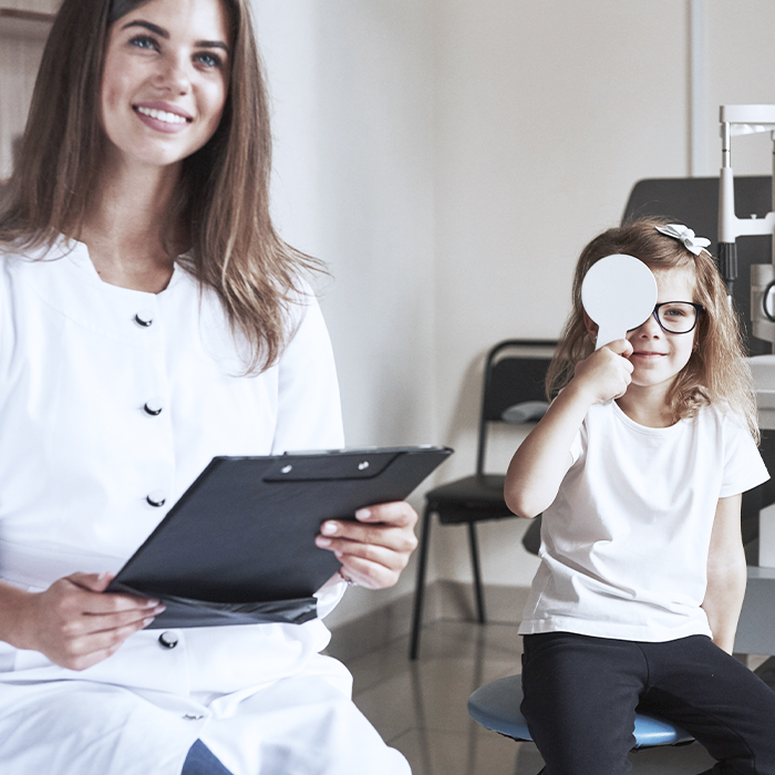 Médico en microscopio