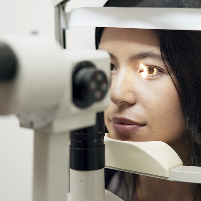 Médico en microscopio