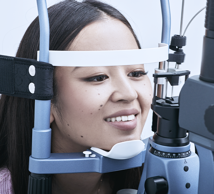 Médico en microscopio